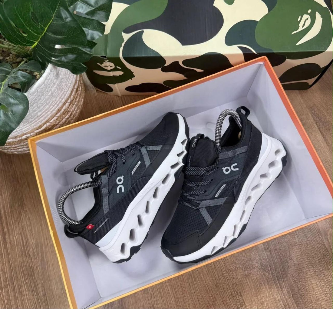 Tenis negro con suela blanca