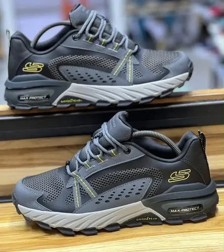 Tenis gris con detalles amarillos