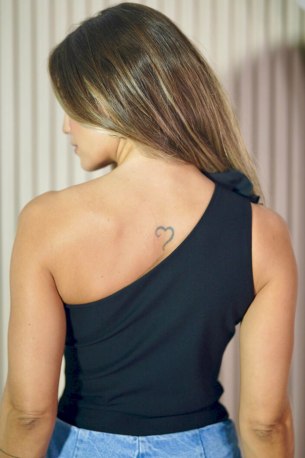 blusa asimetrica solo hombro dyaboo negro DF05012